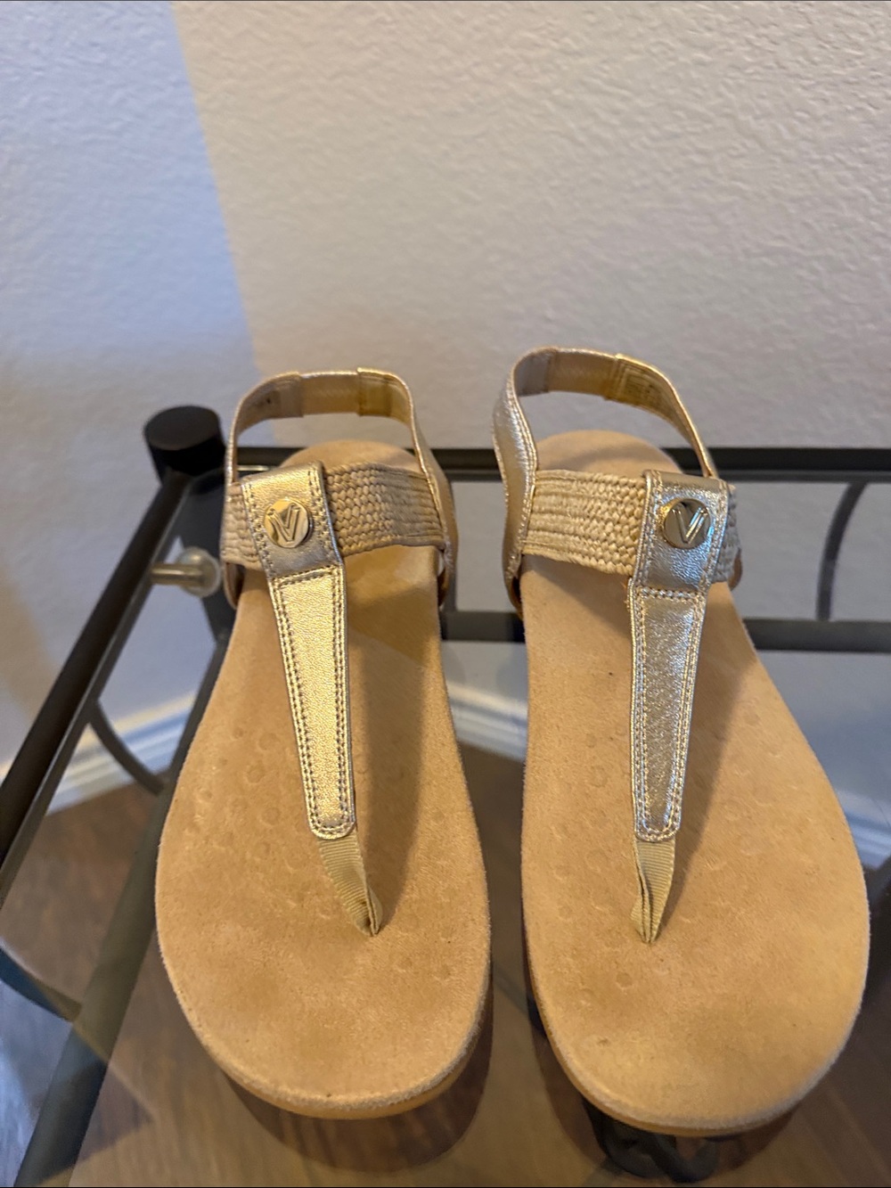 Vionic Metallic Gold T-Strap Sandals Sz 8.5